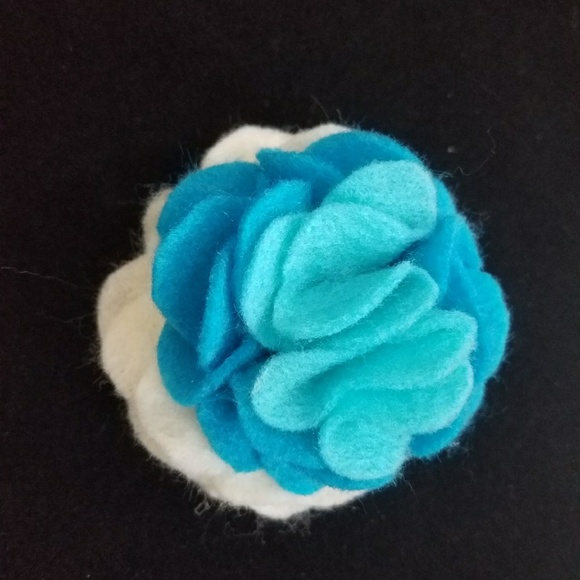 Vintage felt flower brooch - Picture 2 of 2